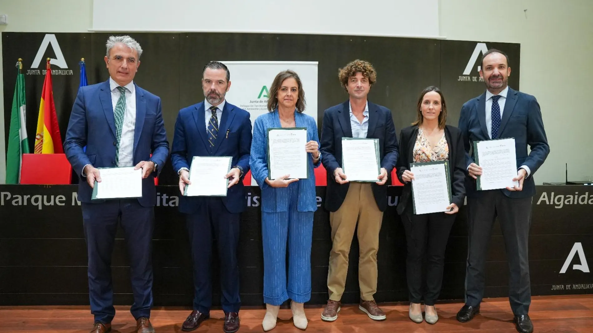Un momento de la presentación del proyecto y la firma de colaboración entre la consejería de Sostenibilidad y Medio Ambiente de la Junta de Andalucía y representantes de las entidades privadas