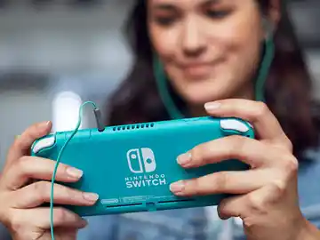 Por su tamaño, Nintendo Switch Lite es perfecta para llevarla contigo a cualquier lugar Por su tamaño, Nintendo Switch Lite es perfecta para llevarla contigo a cualquier lugar