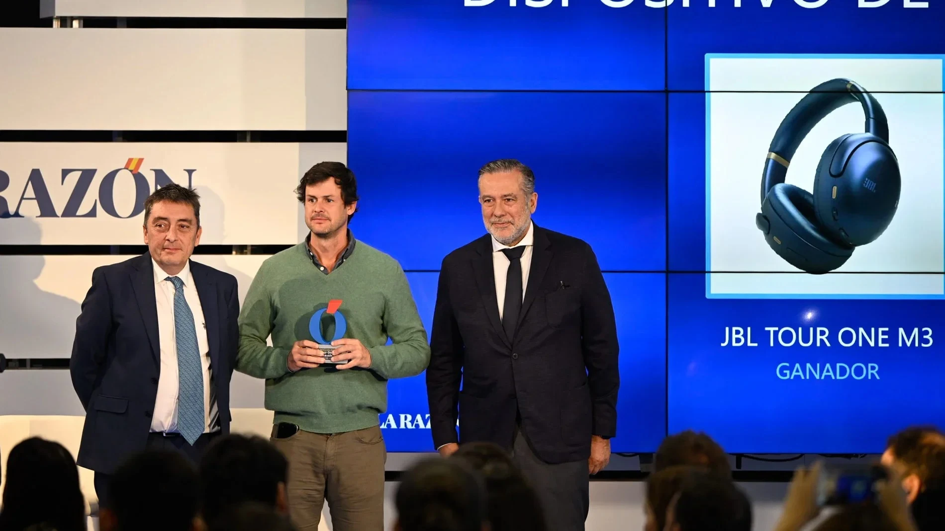 Javier de Cabo, Senior Marketing Manager de Harman para todo el sur de Europa, aceptando el premio a los JBL Tour One M3