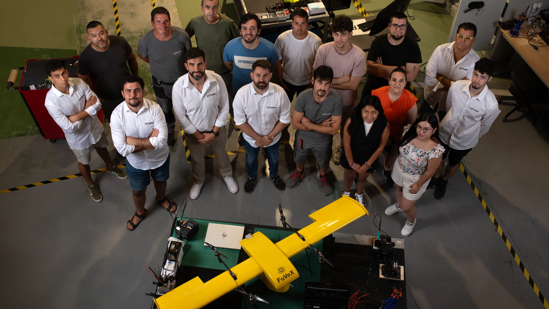 La plantilla de Fuvex, con uno de sus drones de largo alcance, en las instalaciones de la empresa