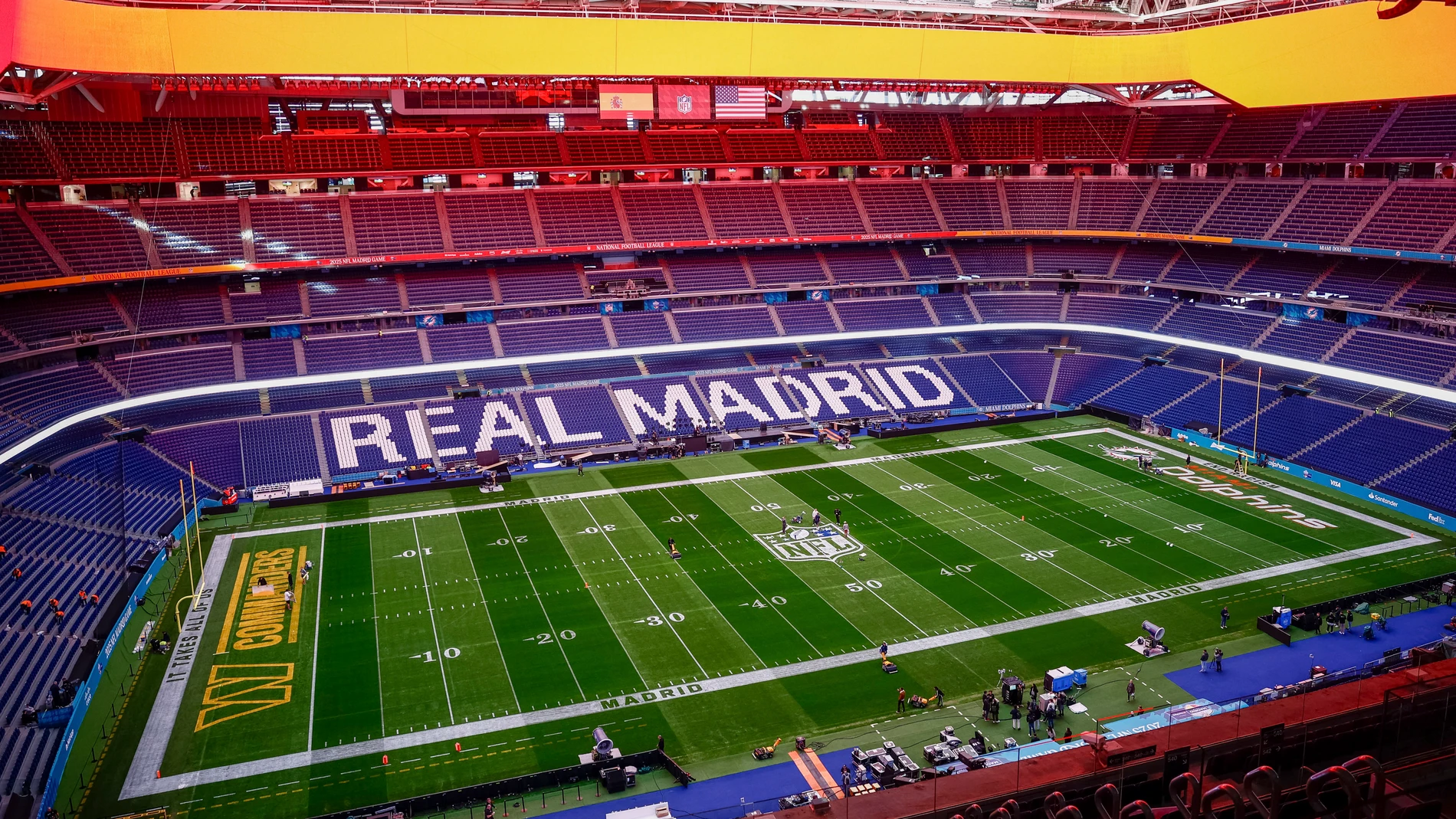 MADRID, 14/11/2025.- Vista del césped del Bernabéu adaptado para el fútbol americano este viernes en Madrid con motivo de la celebración por primera vez en España de un encuentro oficial de la temporada regular de la National Football League (NFL) entre los Miami Dolphins y los Washington Commanders, que se disputará el próximo domingo. EFE/ Daniel Gonzalez
