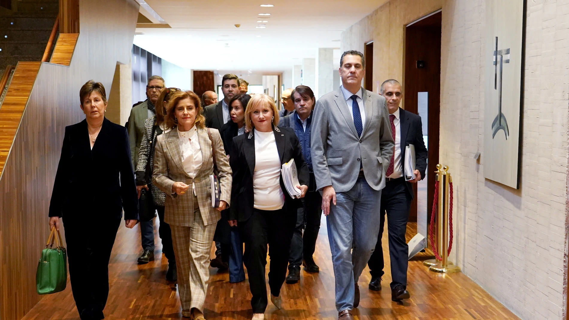 Leticia García con su equipo a su llegada a las Cortes regionales