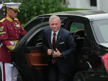 Indonesia Jordan Jordanian King Abdullah II steps out of his car upon arrival for a meeting with Indonesian President Prabowo Subianto at Merdeka Palace in Jakarta, Indonesia, Friday, Nov. 14, 2025. (AP Photo/Achmad Ibrahim)