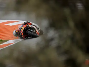 Pedro Acosta, este viernes en el circuito Ricardo Tormo de Cheste GRAFCVA459. CHESTE (VALENCIA), 14/11/2025.- El piloto en la categoría de Moto GP, Pedro Acosta, rueda en pista durante este viernes, primer día de entrenamientos del Gran Premio de la Comunitat Valencia de MotoGP que se disputa este fin de semana en el Circuito Ricardo Tormo. EFE/Manuel Bruque