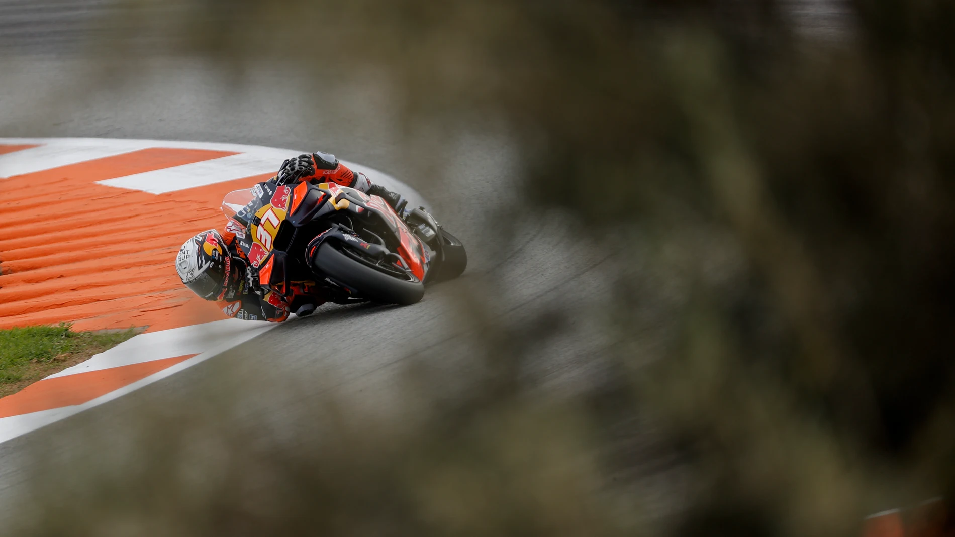 GRAFCVA459. CHESTE (VALENCIA), 14/11/2025.- El piloto en la categoría de Moto GP, Pedro Acosta, rueda en pista durante este viernes, primer día de entrenamientos del Gran Premio de la Comunitat Valencia de MotoGP que se disputa este fin de semana en el Circuito Ricardo Tormo. EFE/Manuel Bruque