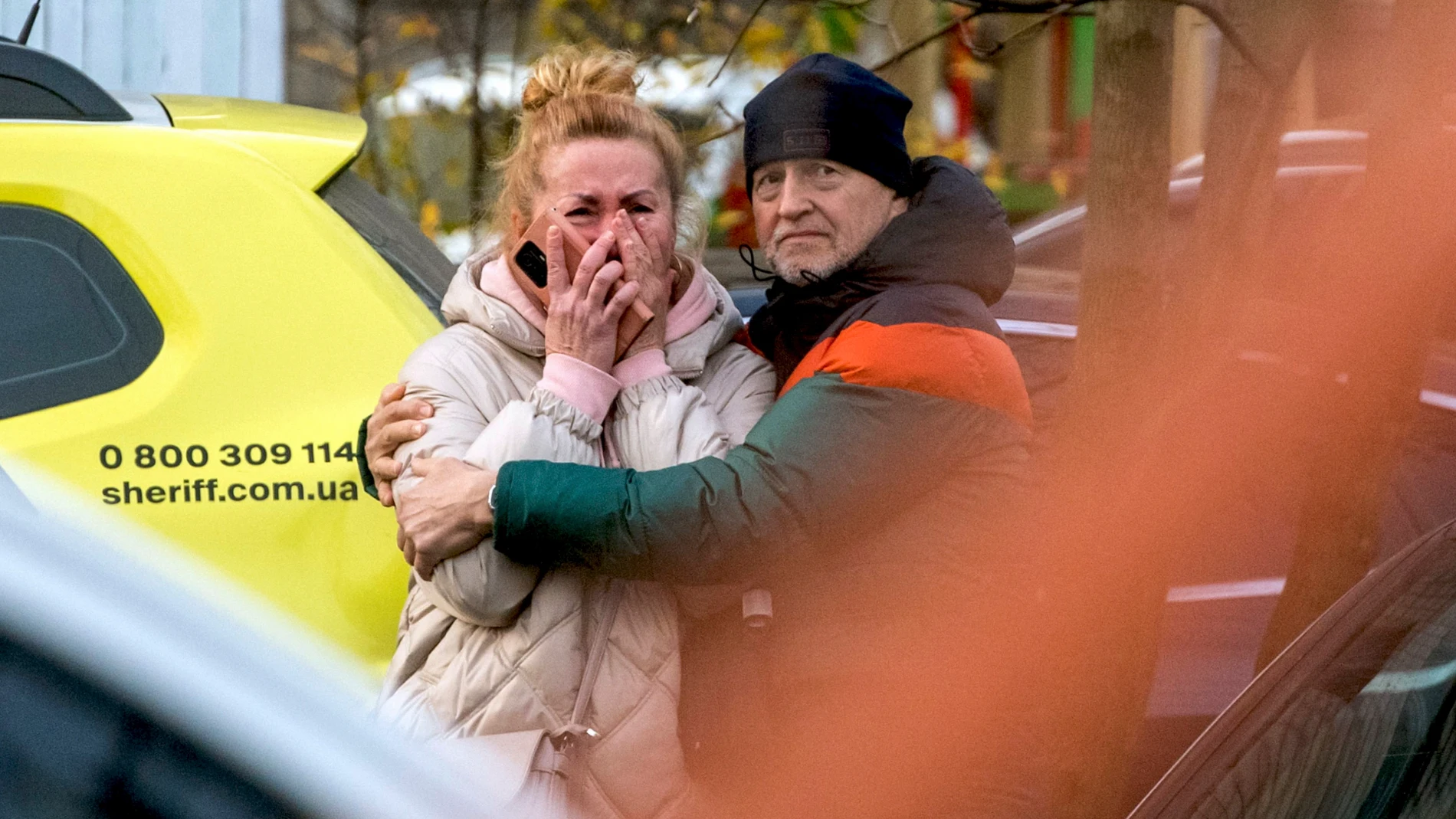 Residentes observan cómo los servicios de emergencia trabajan en el lugar del ataque ruso contra un edificio residencial de nueve pisos en Kiev, Ucrania,