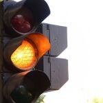 ¿Frenar o acelerar? Muchos conductores toman la decisión equivocada ante un semáforo en amarillo