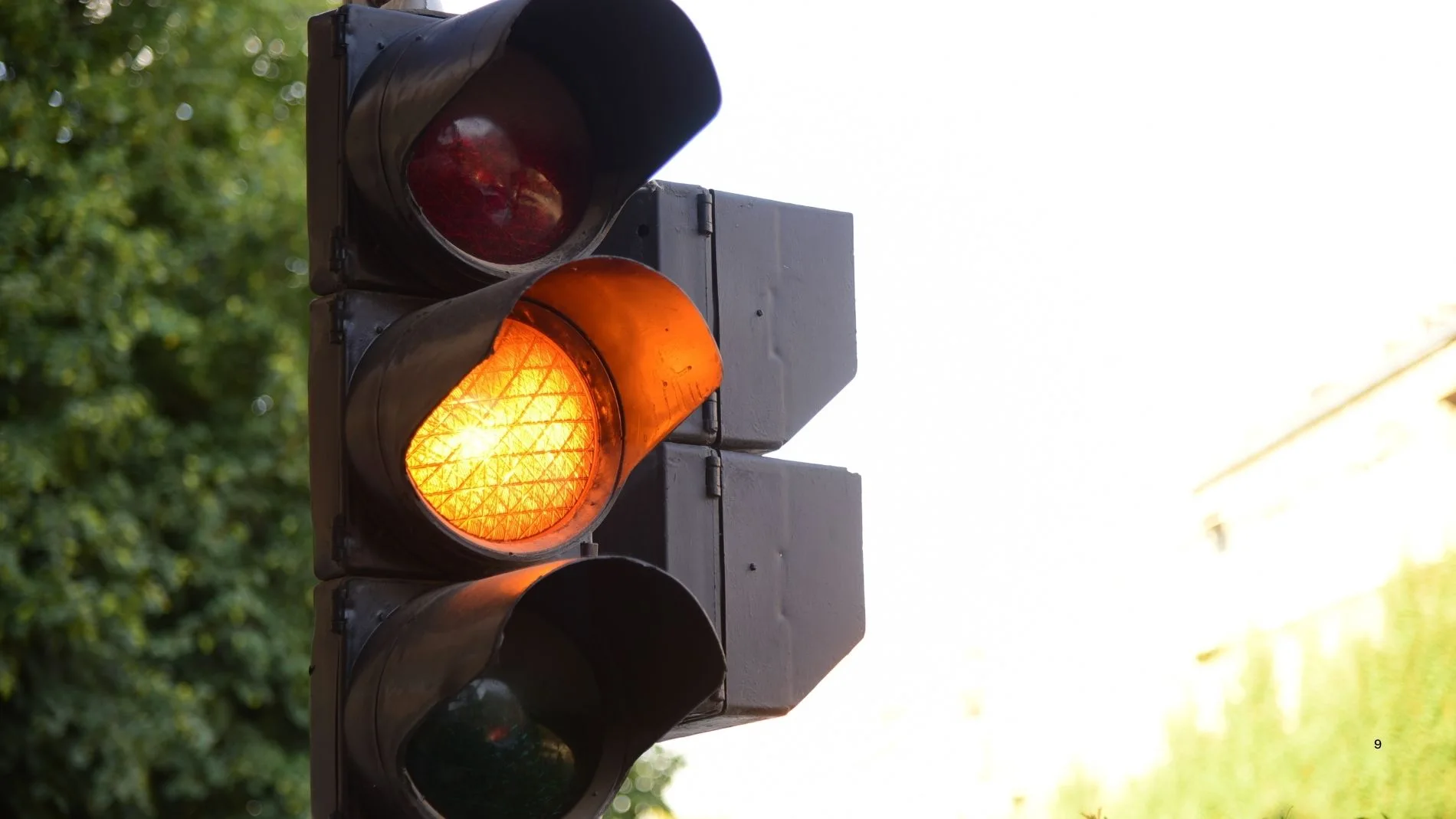 ¿Frenar o acelerar? Muchos conductores toman la decisión equivocada ante un semáforo en amarillo