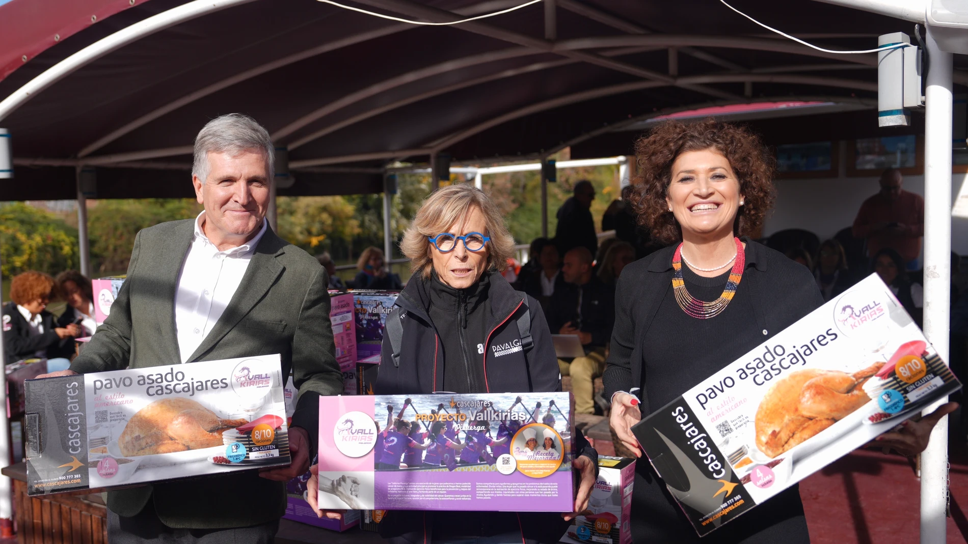 l presidente de Cascajares, Alfonso Jiménez Rodríguez-Vila, la presidenta de Valkirias Pisuerga, Nachi García Iglesias, y la concejala Maite Martínez presentan el proyecto solidario y de colaboración con el que la empresa apoya a este equipo a través de la venta de su pavo de acción de gracias
