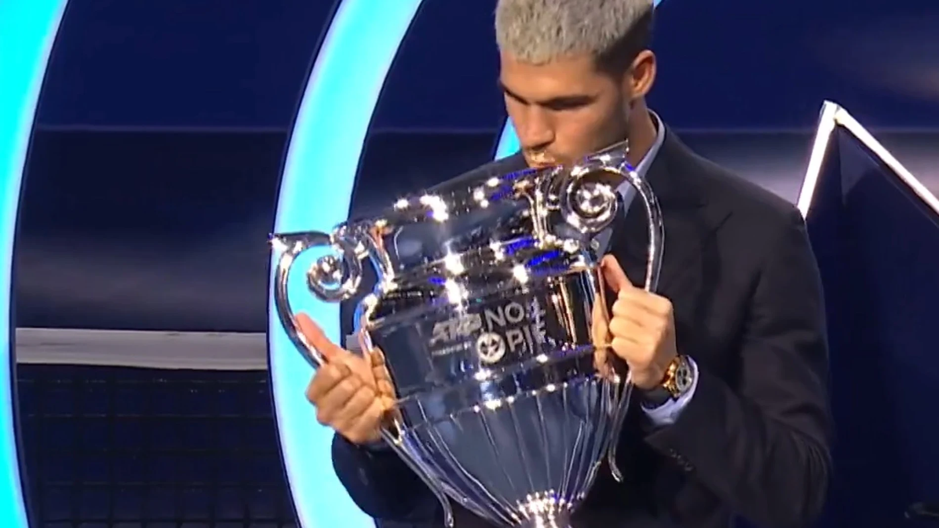 Alcaraz, con la copa de número uno del mundo a final de 2025