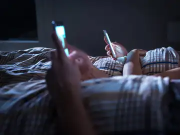 El error que todos cometemos al usar el teléfono antes de dormir El error que todos cometemos al usar el teléfono antes de dormir