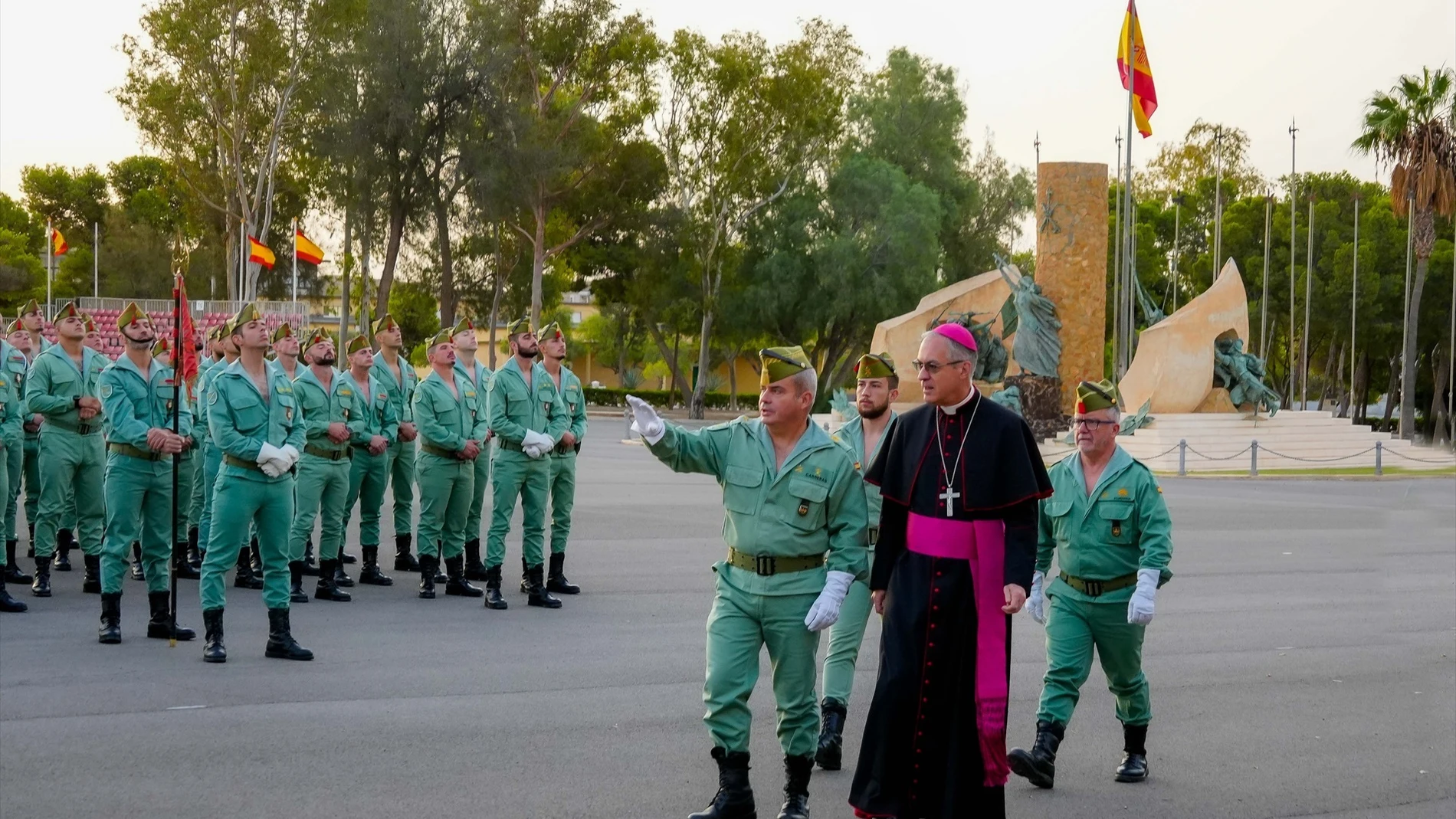 El arzobispo castrense Don Juan Antonio Aznárez Cobo recorre la Base ‘Álvarez de Sotomayor’ junto a mandos y legionarios durante su visita.