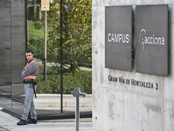 La UCO registra sedes de Acciona en Madrid y Bilbao por una pieza secreta sobre Cerdán MADRID, 14/11/2025.- La Unidad Central Operativa (UCO) de la Guardia Civil está registrando este viernes dos sedes de Acciona en Madrid (imagen) y Bilbao en el marco de una pieza secreta abierta por el juez del Tribunal Supremo Leopoldo Puente sobre el exdirigente del PSOE Santos Cerdán. EFE/ Fernando Villar