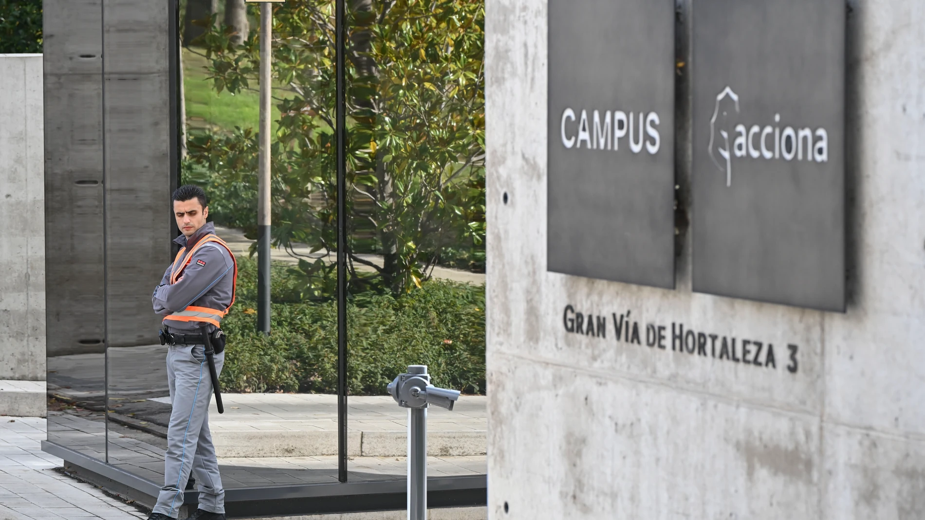MADRID, 14/11/2025.- La Unidad Central Operativa (UCO) de la Guardia Civil está registrando este viernes dos sedes de Acciona en Madrid (imagen) y Bilbao en el marco de una pieza secreta abierta por el juez del Tribunal Supremo Leopoldo Puente sobre el exdirigente del PSOE Santos Cerdán. EFE/ Fernando Villar