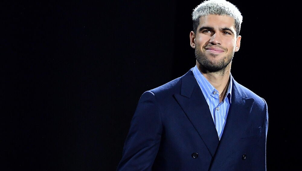 Alcaraz receives the ATP first position trophy