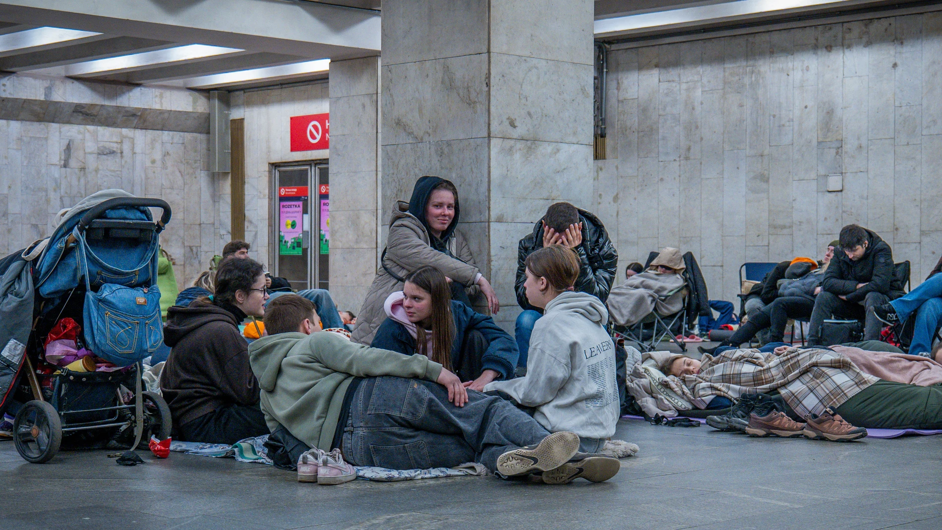 Personas se refugian en una estación de metro, utilizada como refugio antibombas, durante un ataque con drones rusos en Kiev, Ucrania