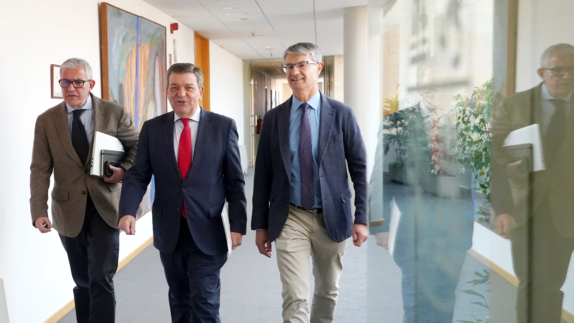 El consejero de la Presidencia, Luis Miguel González Gago, junto a Santiago Fernández y Emilio Arroita