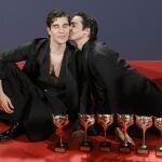 Los directores de "La Mesías" Javier Ambrossi y Javier Calvo posan con todos los Feroz que ha recibido la serie esta noche, durante la gala de la undécima edición de los Premios Feroz, galardones que entrega la Asociación de Informadores Cinematográficos de España (AICE), este viernes en el Palacio de Vistalegre, en Madrid.