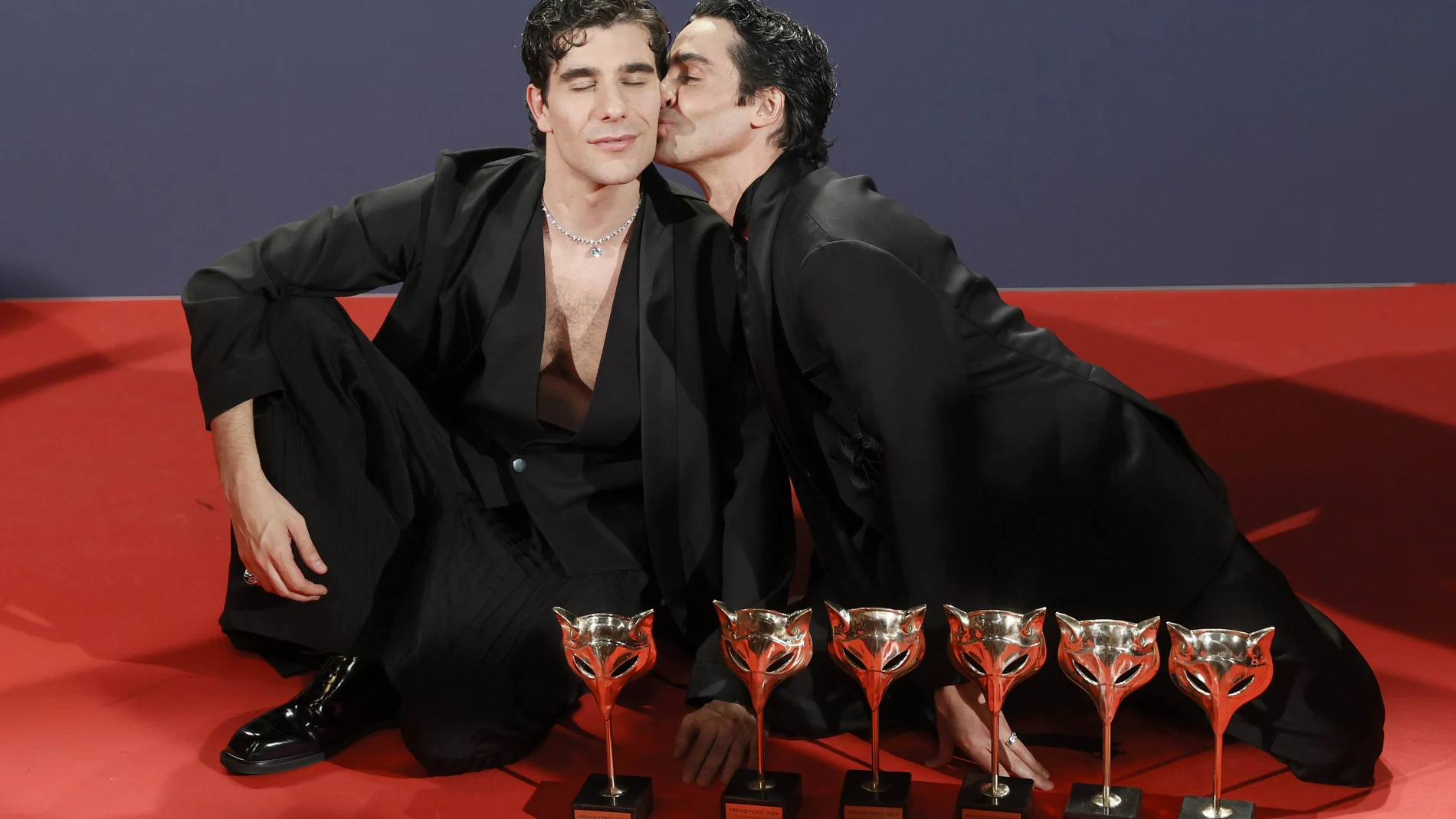 Los directores de "La Mesías" Javier Ambrossi y Javier Calvo posan con todos los Feroz que ha recibido la serie esta noche, durante la gala de la undécima edición de los Premios Feroz, galardones que entrega la Asociación de Informadores Cinematográficos de España (AICE), este viernes en el Palacio de Vistalegre, en Madrid.