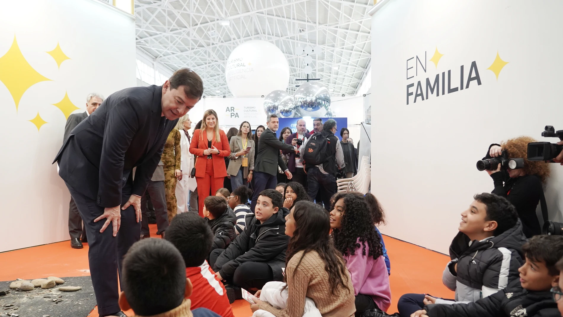 El presidente de Castilla y León, Alfonso Fernández Mañueco, conversa con un grupo de escolares en la inauguración de la Feria AR-PA e Intur