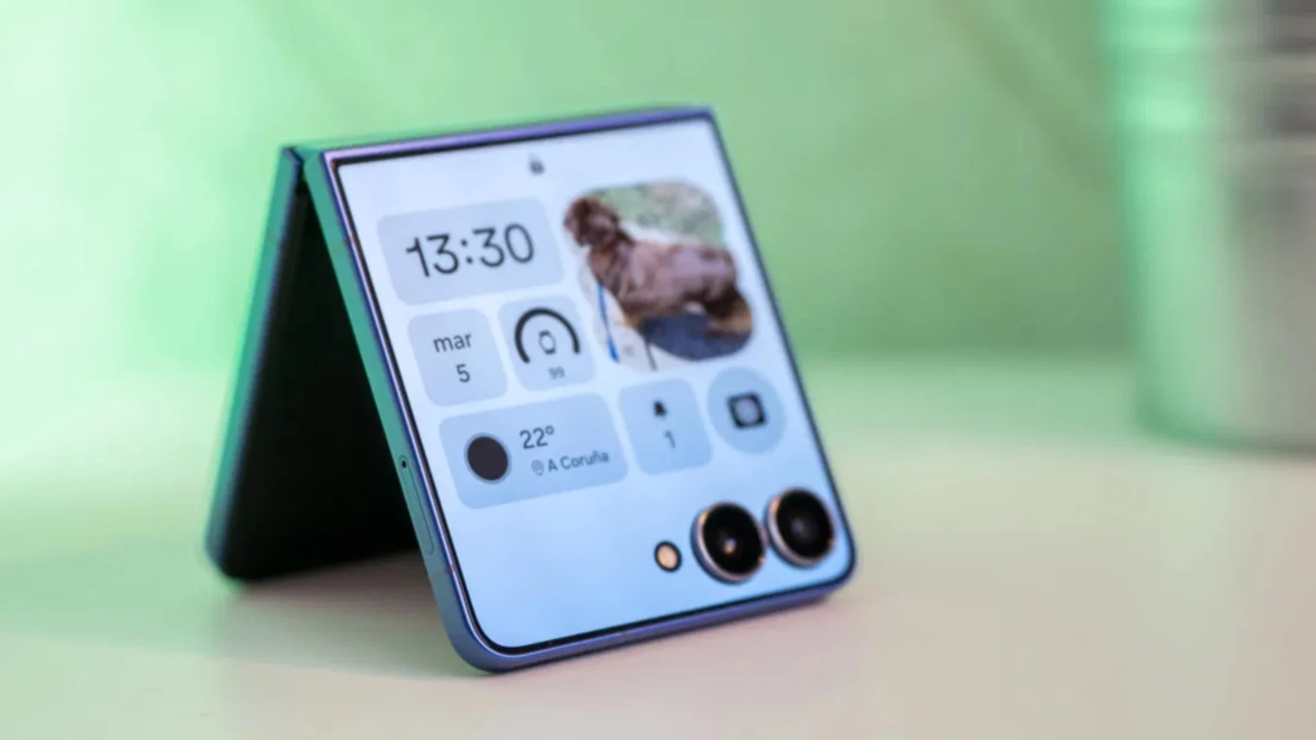 La pantalla externa del Samsung Galaxy Z Flip7 es más grande, fluida y brillante que la de la generación anterior