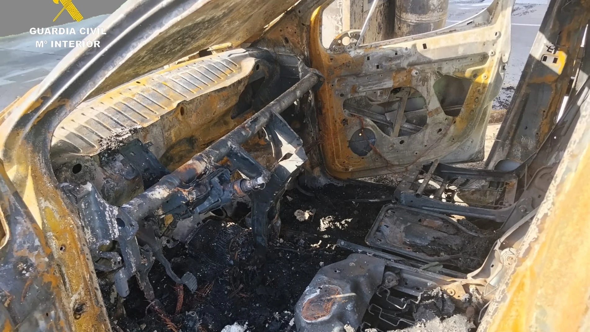 Estado en el que quedó el vehículo, que causó graves daños en la gasolinera