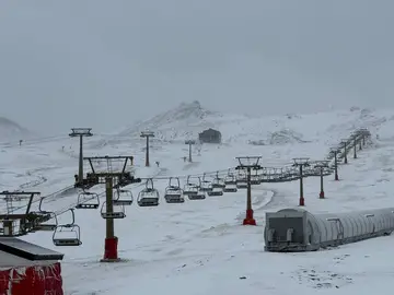 Vista de las precipitaciones en forma de nieve en Granada GRANADA, 14/11/2025.-Vista de las precipitaciones en forma de nieve que ha dejado este viernes la borrasca Claudia en las cotas más altas de la estación de esquí de Sierra Nevada, que prevé abrir la temporada de invierno el último fin de semana de este mes de noviembre.La borrasca Claudia dejará un fin de semana lluvioso en casi toda España, especialmente en zonas del oeste, entorno de Los Pirineos y Andalucía, con precipitaciones "fuertes, persistentes y tormentosas" acompañadas de un descen...