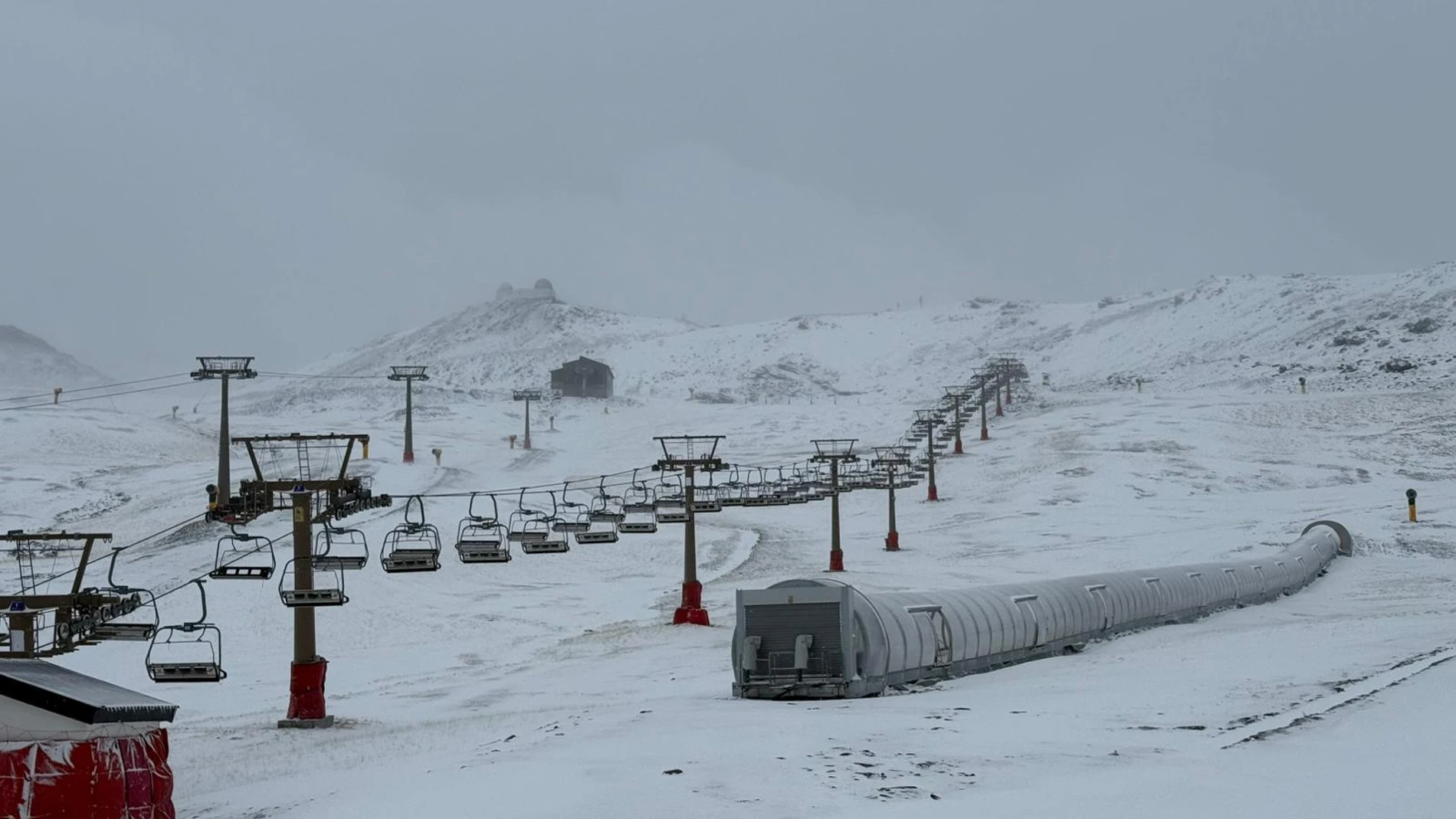GRANADA, 14/11/2025.-Vista de las precipitaciones en forma de nieve que ha dejado este viernes la borrasca Claudia en las cotas más altas de la estación de esquí de Sierra Nevada, que prevé abrir la temporada de invierno el último fin de semana de este mes de noviembre.La borrasca Claudia dejará un fin de semana lluvioso en casi toda España, especialmente en zonas del oeste, entorno de Los Pirineos y Andalucía, con precipitaciones "fuertes, persistentes y tormentosas" acompañadas de un descen...