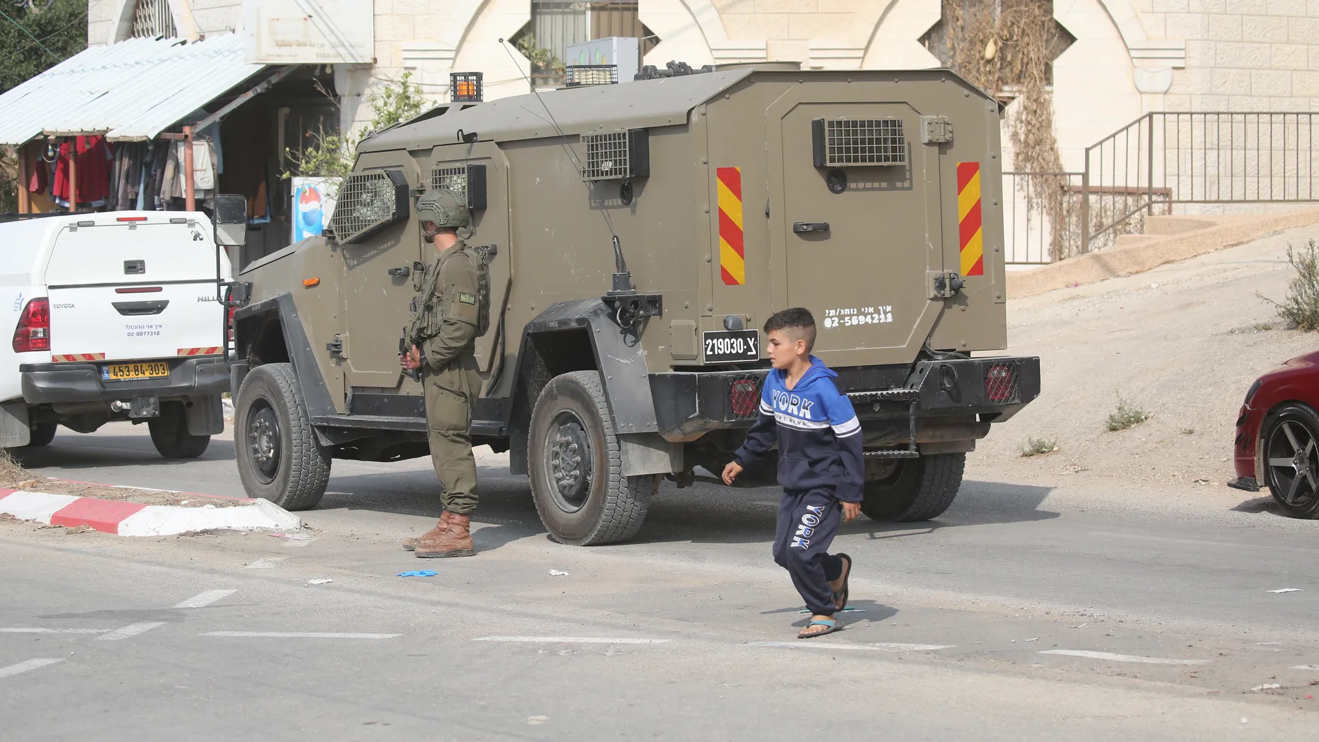November 13, 2025, Salfit, West Bank, Palestinian Territory: Palestinians inspect a mosque in the West Bank town of Deir Istiya after it was set on fire by Israeli settlers, according to local residents. The attackers torched the Al-Hajj Hamida Mosque and spray-painted Hebrew slogans on its walls. Deir Istiya, Salfit, West Bank, November 13, 2025 Europa Press/Contacto/Mohammed Nasser 13/11/2025 ONLY FOR USE IN SPAIN