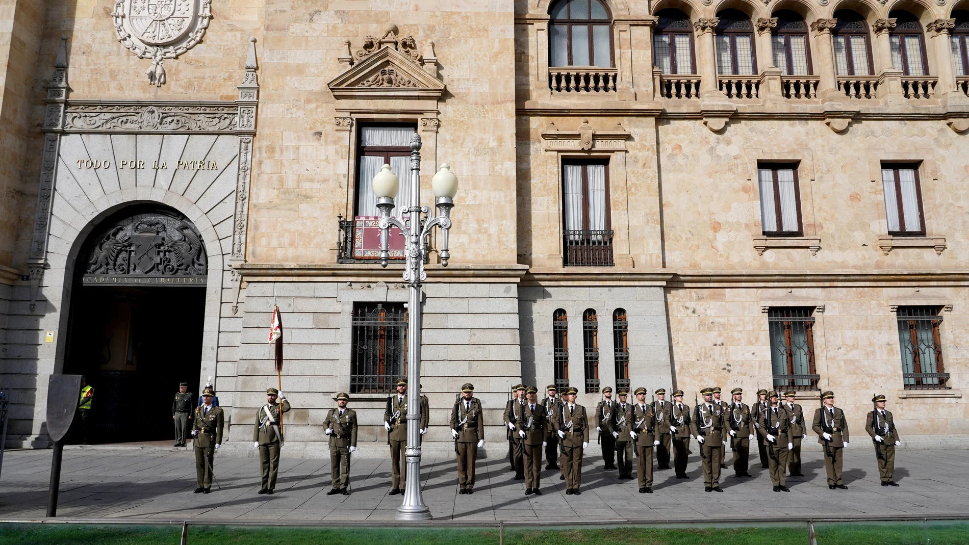 Acto celebrado a los pies de la Academia de Caballería