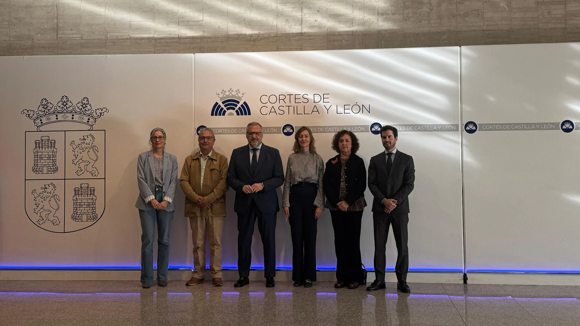 El presidente de la Federación de Aspace Castilla y León, José J. Cofreces; Carlos Pollán, Esperanza Vázquez, Rodrigo Nieto y María Ángeles Cantalapiedra, antes de inaugurar la jornada