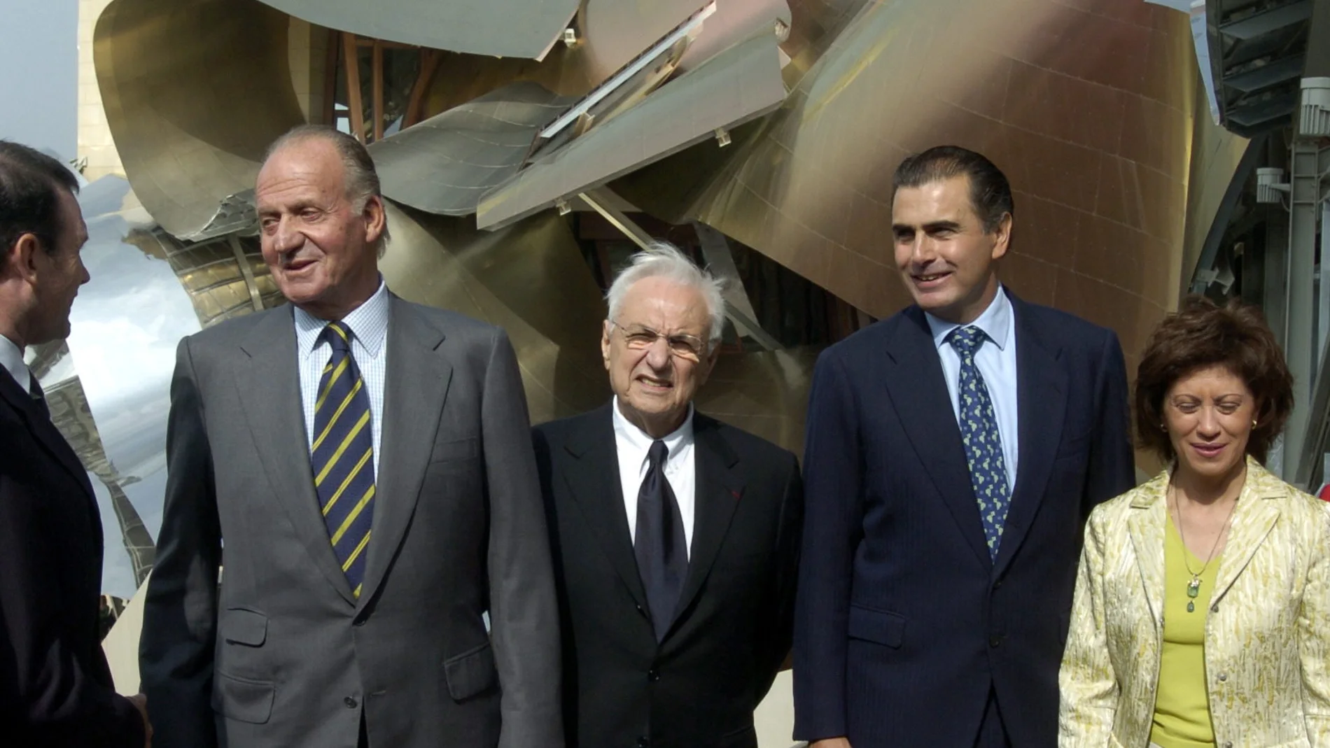 El Rey Juan Carlos, junto al lehendakari Juan José Ibarretxe (i), el arquitecto canadiense Frank O. Gehry (3d), presidente de las bodegas Marqués de Riscal, Alejandro Aznar (2d), y la ministra de Agricultura, Elena Salgado, frente al Hotel Marqués de Riscal, inaugurado hoy en Elciego (Alava), diseñado por el arquitecto Frank Gehry.