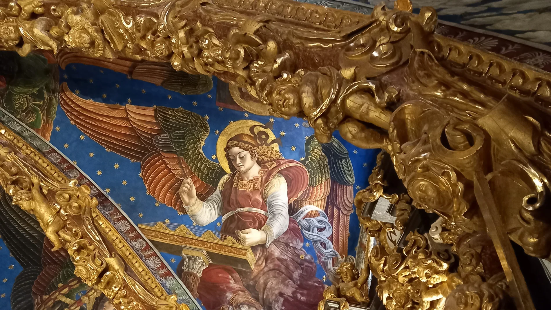 Mimos para devolver el esplendor a los ángeles músicos de la Catedral de Valencia