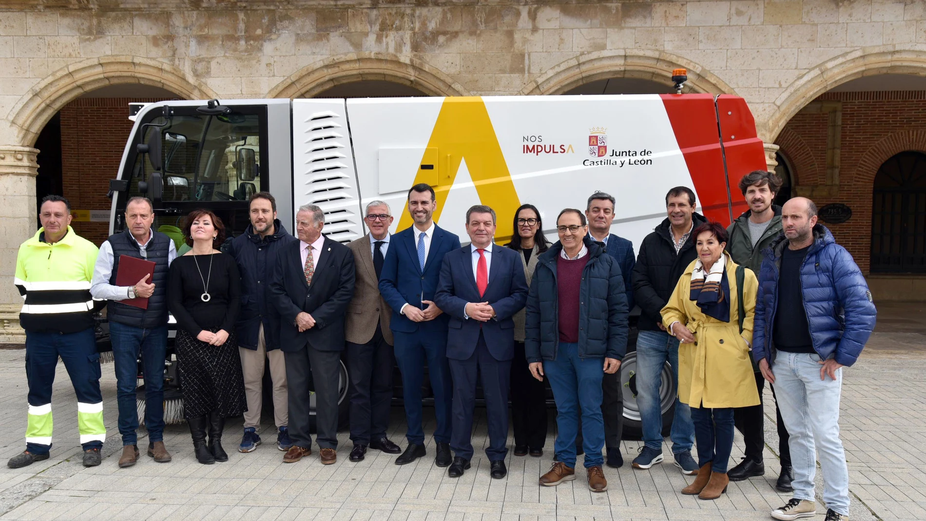 El consejero de la Presidencia, Luis Miguel González Gago, entrega la barredora a la mancomunidad vallisoletana Campos Góticos