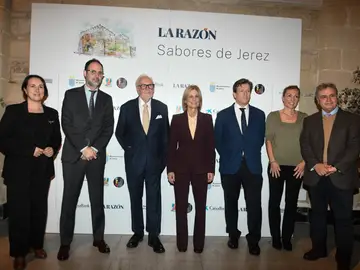 Participantes en el foro gastronómico "Sabores de Jerez", con la alcaldesa de la ciudad a la cabeza, María José García-Pelayo Participantes en el foro gastronómico "Sabores de Jerez", con la alcaldesa de la ciudad a la cabeza, María José García-Pelayo