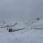 Granada.- La borrasca Claudia deja en la madrugada un manto de nieve en la estación de esquí de Sierra Nevada