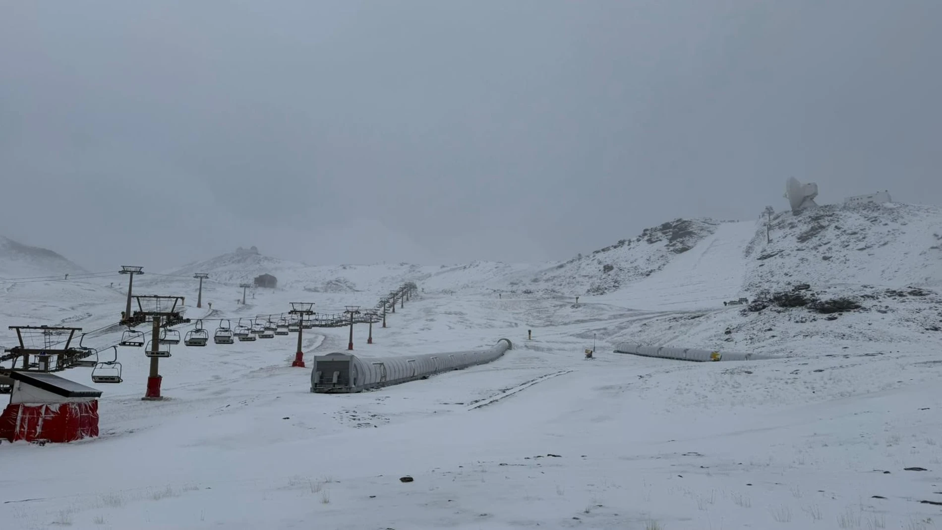 Manto de nieve en Sierra Nevada con la llegada de la borrasca Claudia REMITIDA / HANDOUT por CETURSA SIERRA NEVADA Fotografía remitida a medios de comunicación exclusivamente para ilustrar la noticia a la que hace referencia la imagen, y citando la procedencia de la imagen en la firma 14/11/2025