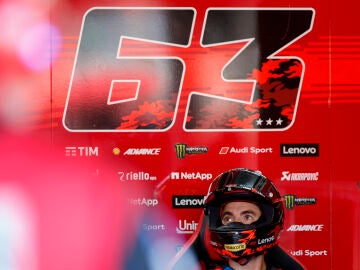 GRAFCVA509. CHESTE (VALENCIA), 14/11/2025.- El piloto italiano en la categor&iacute;a de Moto GP, Francesco Bagnaia, en boxes durante este viernes, primer d&iacute;a de entrenamientos del Gran Premio de la Comunitat Valencia de MotoGP que se disputa este fin de semana en el Circuito Ricardo Tormo. EFE/Ana Escobar