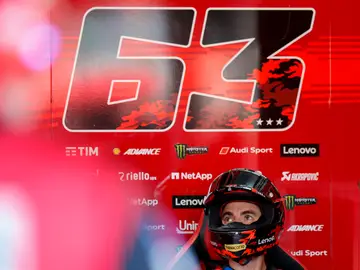 Pecco Bagnaia, este viernes en el circuito Ricardo Tormo GRAFCVA509. CHESTE (VALENCIA), 14/11/2025.- El piloto italiano en la categoría de Moto GP, Francesco Bagnaia, en boxes durante este viernes, primer día de entrenamientos del Gran Premio de la Comunitat Valencia de MotoGP que se disputa este fin de semana en el Circuito Ricardo Tormo. EFE/Ana Escobar