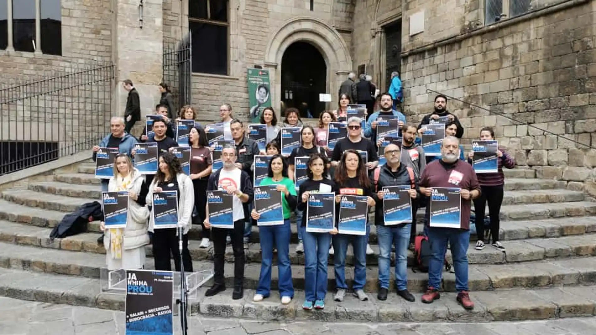 Concentración de los sindicatos educativos, previa a la manifestación de este sábado, contra la precariedad del sector,