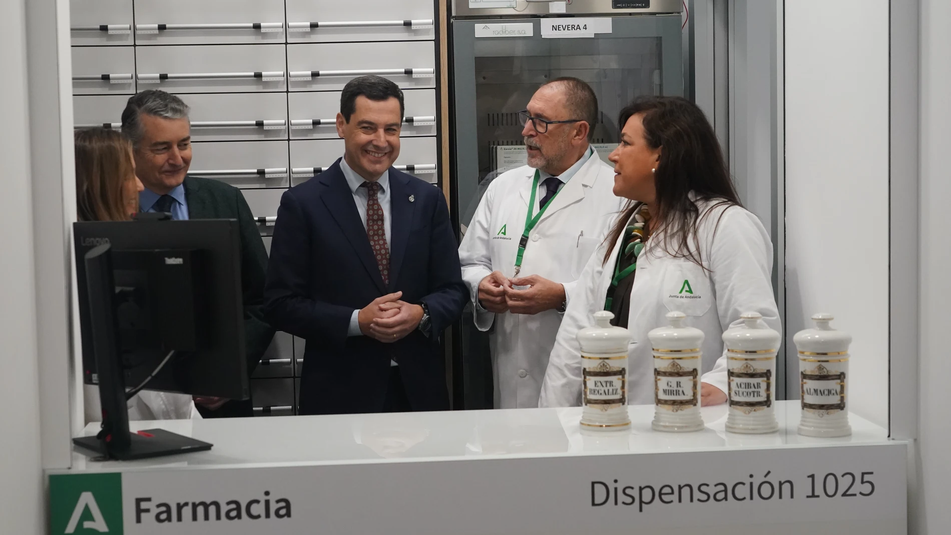 El presidente de la Junta de Andalucía, Juanma Moreno (c), el consejero de Sanidad, Presidencia y Emergencias, Antonio Sanz (2i), asisten al acto inaugural del centro de día oncohematológico del Hospital Universitario Virgen de la Victoria (Clínico). A 14 de noviembre de 2025, en Málaga (Andalucía, España). El nuevo centro de día oncohematológico del Clínico de Málaga es un proyecto diseñado en el marco de la arquitectura humanizada con mucha luz y gran amplitud, el nuevo espacio de 1351 metr...