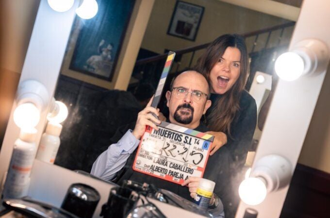 Imagen promocional de la temporada 4 de 'Muertos S.L.' con Carlos Areces y Laura Caballero Imagen promocional de la temporada 4 de 'Muertos S.L.' con Carlos Areces y Laura Caballero