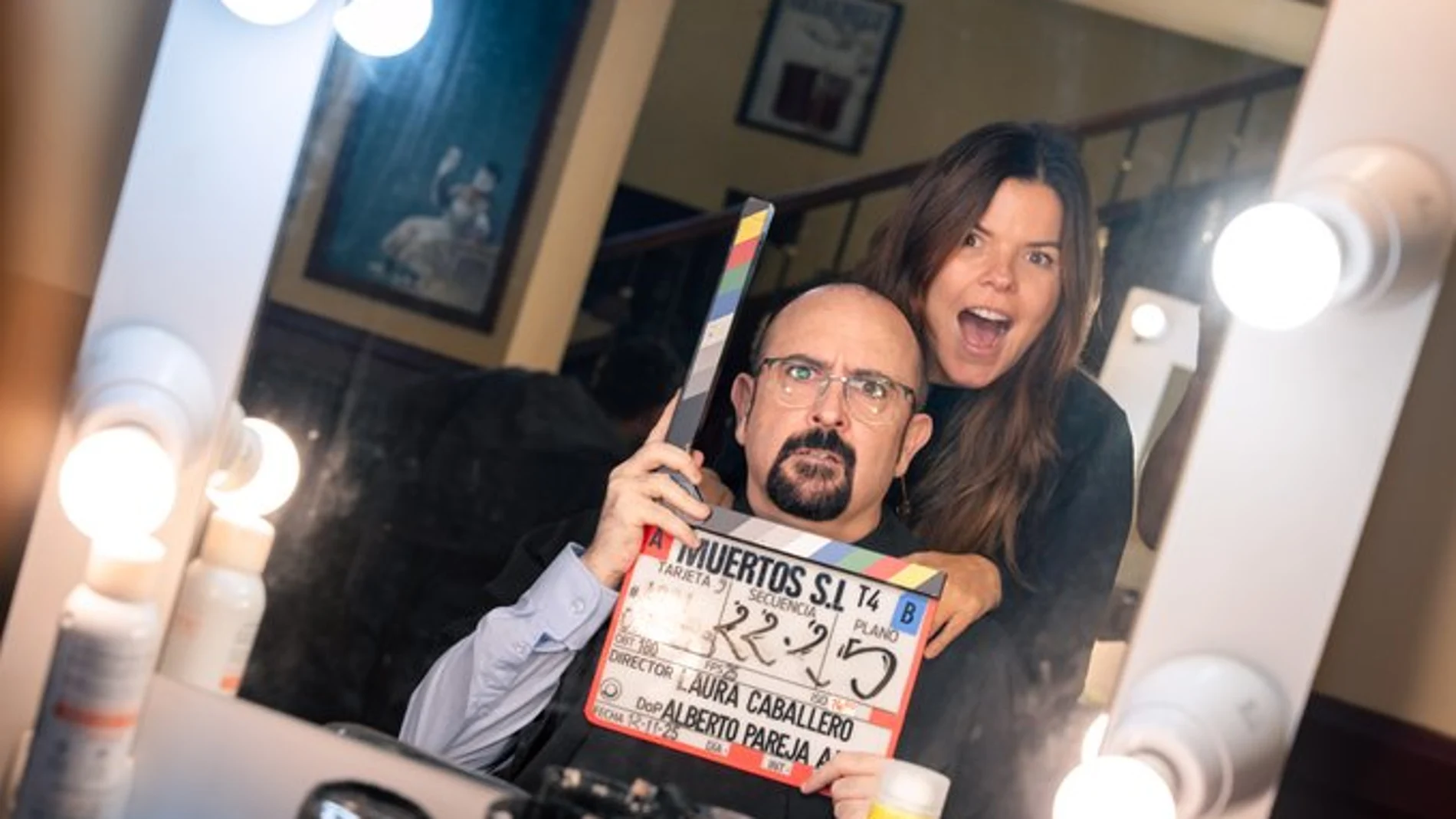 Imagen promocional de la temporada 4 de 'Muertos S.L.' con Carlos Areces y Laura Caballero