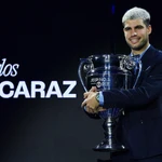 Alcaraz, con el trofeo que le reconoce como número uno del mundo en 2025