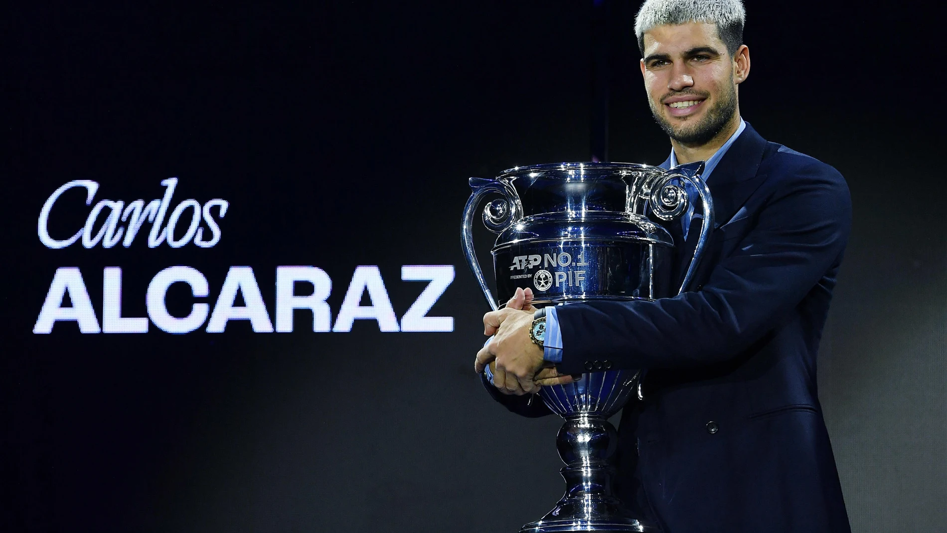 Alcaraz, con el trofeo que le reconoce como número uno del mundo en 2025