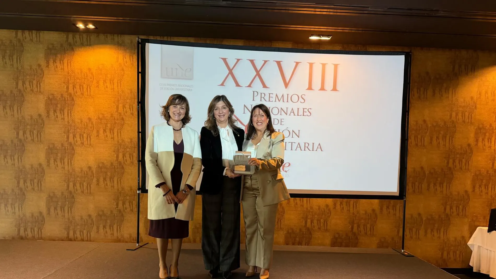 La rectora de la Universidad de León, Nuria González, recibe uno de los galardones