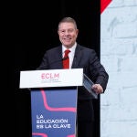 El jefe del Gobierno regional, Emiliano García-Page, preside, en Consuegra (Toledo), el acto institucional con motivo del Día de la Enseñanza 2025. En el Teatro Don Quijote de la localidad.