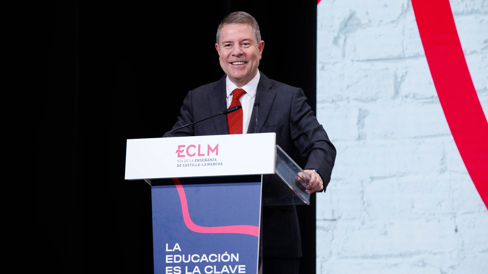 El jefe del Gobierno regional, Emiliano García-Page, preside, en Consuegra (Toledo), el acto institucional con motivo del Día de la Enseñanza 2025. En el Teatro Don Quijote de la localidad.