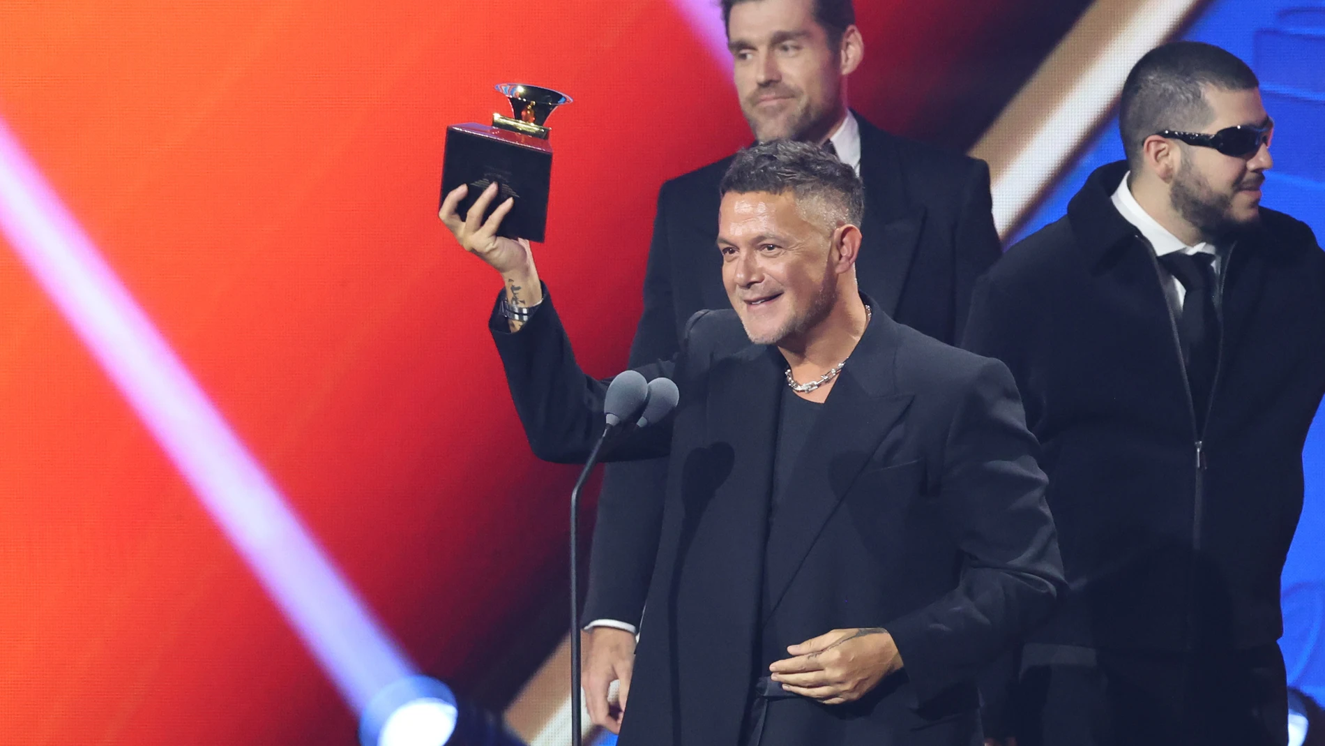 AME8722. LAS VEGAS (ESTADOS UNIDOS), 13/11/2025.- El cantante español Alejandro Sanz recibe un Latin Grammy a grabación del año este jueves, en Las Vegas (Estados Unidos). EFE/ Octavio Guzmán
