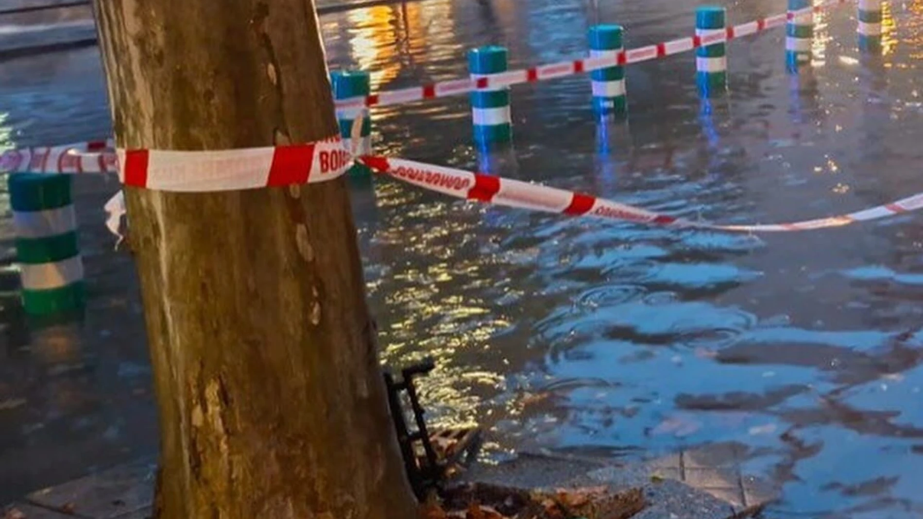 Balsa de agua en una calle de Cáceres con motivo de las lluvias de la borrasca Claudia